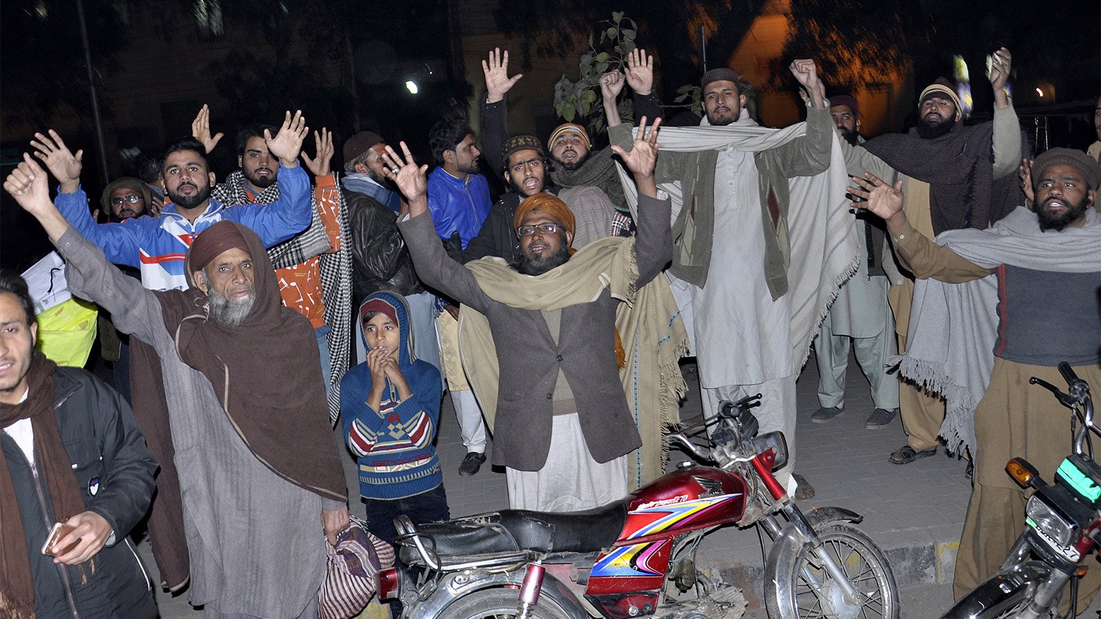 Asia Bibi brings out the crowdl