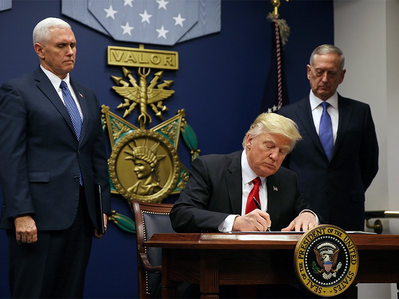 Trumps signs travel ban